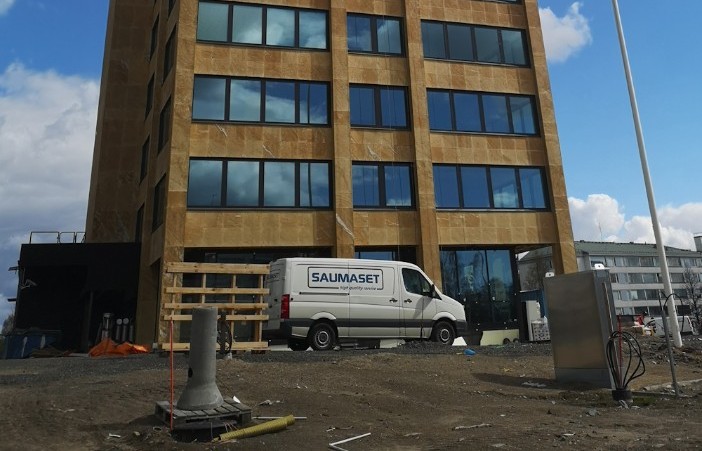 Saumaset Oy:n auto työmaalla